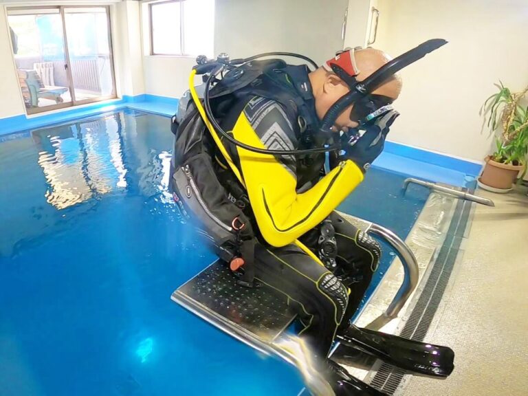 背中から入水するバックロールエントリーは緊張するけど慣れると楽しくなってきますよね！プールでリフレッシュ（ブランク復帰）ダイビング♪